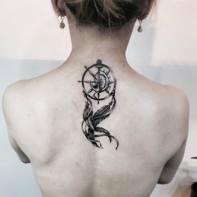  Tatouage attrape rêve qui ressemble à un cadran sur le haut du dos